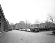 55520 Gezicht op de binnenplaats van de Hojelkazerne (Croeselaan 39) te Utrecht; met in het midden de achtergevel van ...